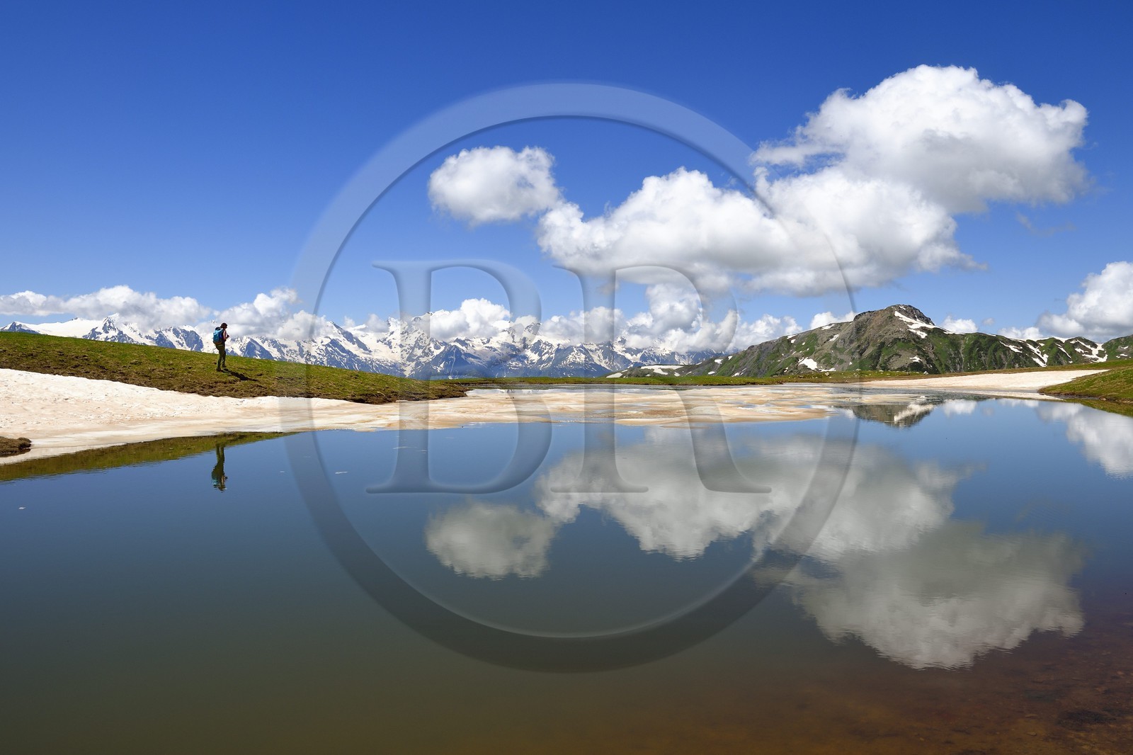 Géorgie, Haute Svanétie (Zemo Svaneti), Mestia, randonneur au lac Koruldi sur les contrefort du mont Ouchba (Ushba)