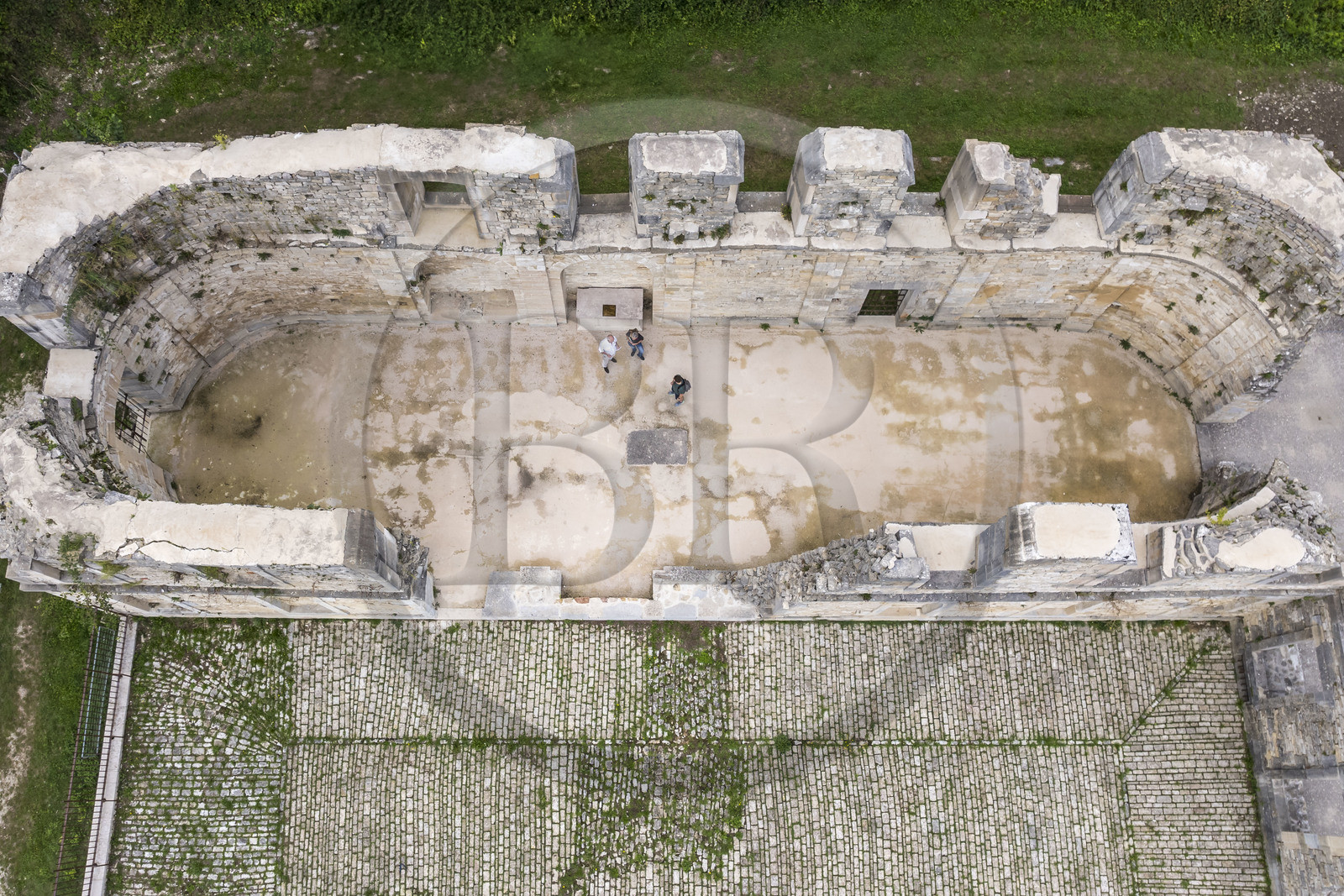 France, Côte-d'Or (21), Curtil-Vergy, ruines de l'abbaye Saint-Vivant de Vergy, l'église abbatiale (vue aérienne)