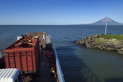 Nicaragua, San Jorge sur le lac Nicaragua, ferry reliant San Jorge à Moyagalpa sur Ile d'Ometepe avec en fond le volcan Conception (1610 m) toujours en activité