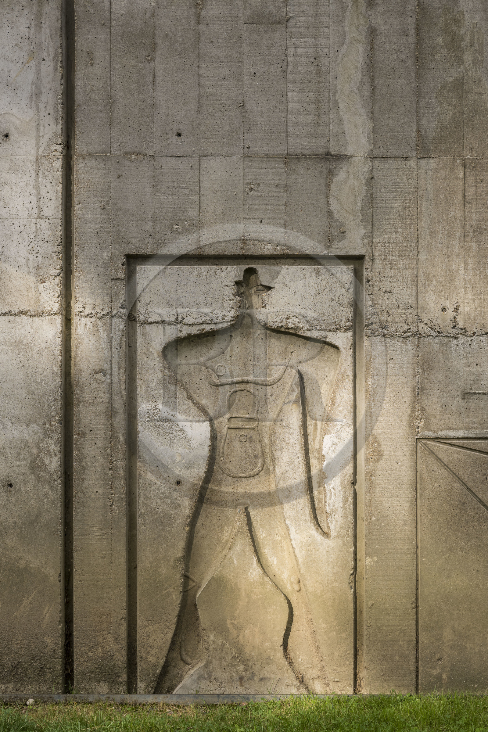 France, Loire-Atlantique (44), banlieue de Nantes, Rezé, la Maison Radieuse par l'architecte Le Corbusier, le Modulor en bas-relief sur la facade