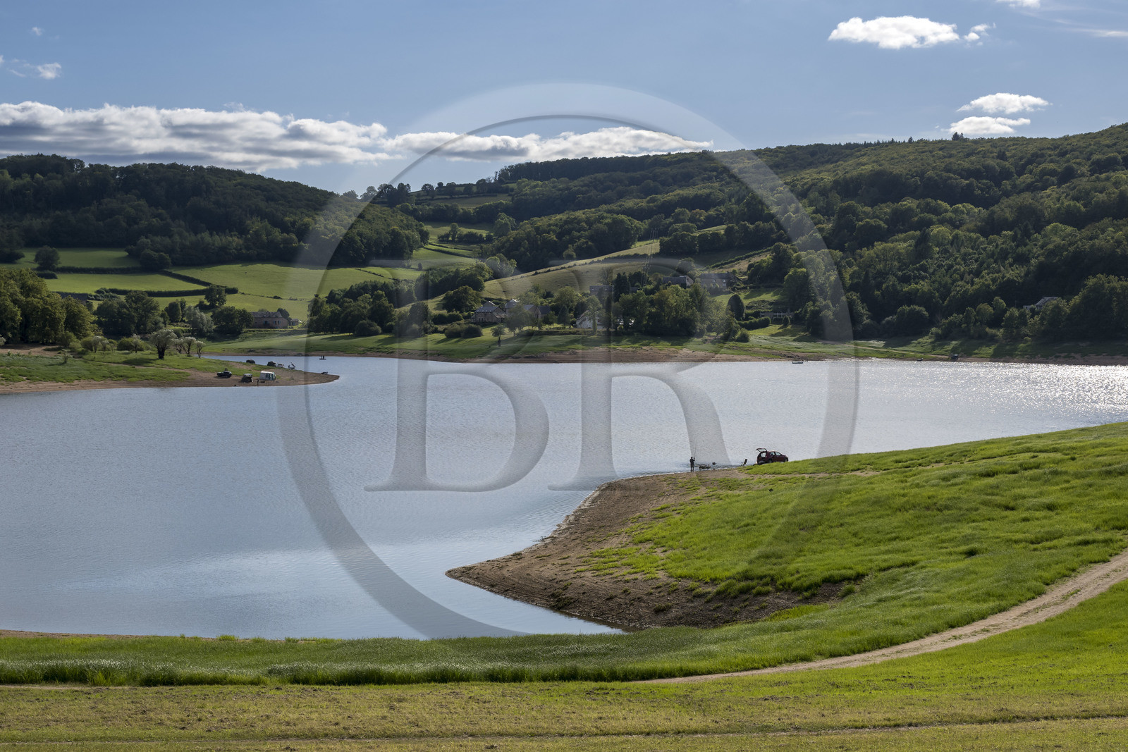 France, Nièvre (58), Parc naturel régional du Morvan, Chaumard, lac de Pannecière, pêcheur à la ligne en bord du lac