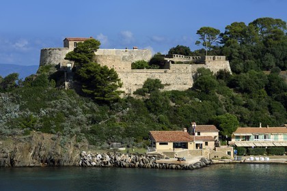 France, Var (83), Iles d'Hyères, parc national de Port Cros, Ile de Port-Cros, le Fort du Moulin surplombe le village de Port Cros