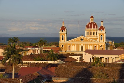 Nicaragua, Granada, parque Central (Parque Colon), la cathédrale et le lac Nicaragua en arrière plan