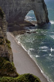 France, Seine-Maritime (76), Pays de Caux, Côte d'Albâtre, Etretat, la Manneporte vue depuis la falaise d'Aval