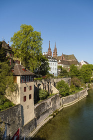 Suisse, Bâle, la rive gauche du Rhin, la cathédrale protestante Notre-Dame de Bâle (Munster) domine le Rhin