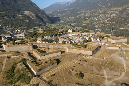 France, Hautes Alpes (05), Mont-Dauphin, citadelle édifiée par Vauban, classée Patrimoine Mondial de l'UNESCO (vue aérienne)