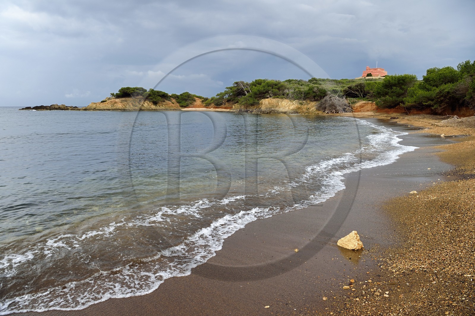 France, Var (83), Iles d'Hyères, parc national de Port Cros, Ile de Porquerolles, plage noire du Langoustier et le Fort du Grand Langoustier
