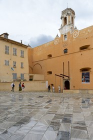 France, Haute-Corse (2B), Bastia, la Citadelle quartier de Terra-Nova, l'ancien palais des gouverneurs génois qui héberge le Musée d'Histoire de Bastia, entrée principale par l'ancien pont-levis sur la place du Donjon