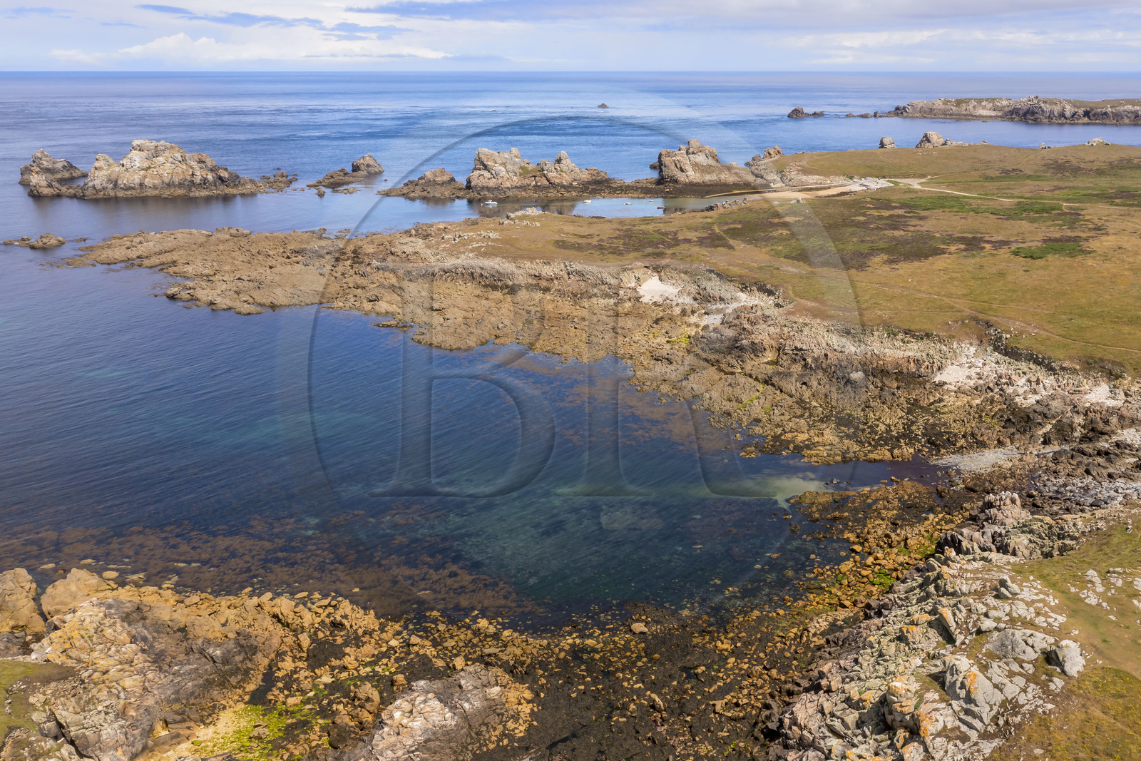 France, Finistère (29), Mer d'Iroise, Ile d'Ouessant, grève de Kernévez et en arrière plan la plage et mouillage de Yuzin (vue aérienne)