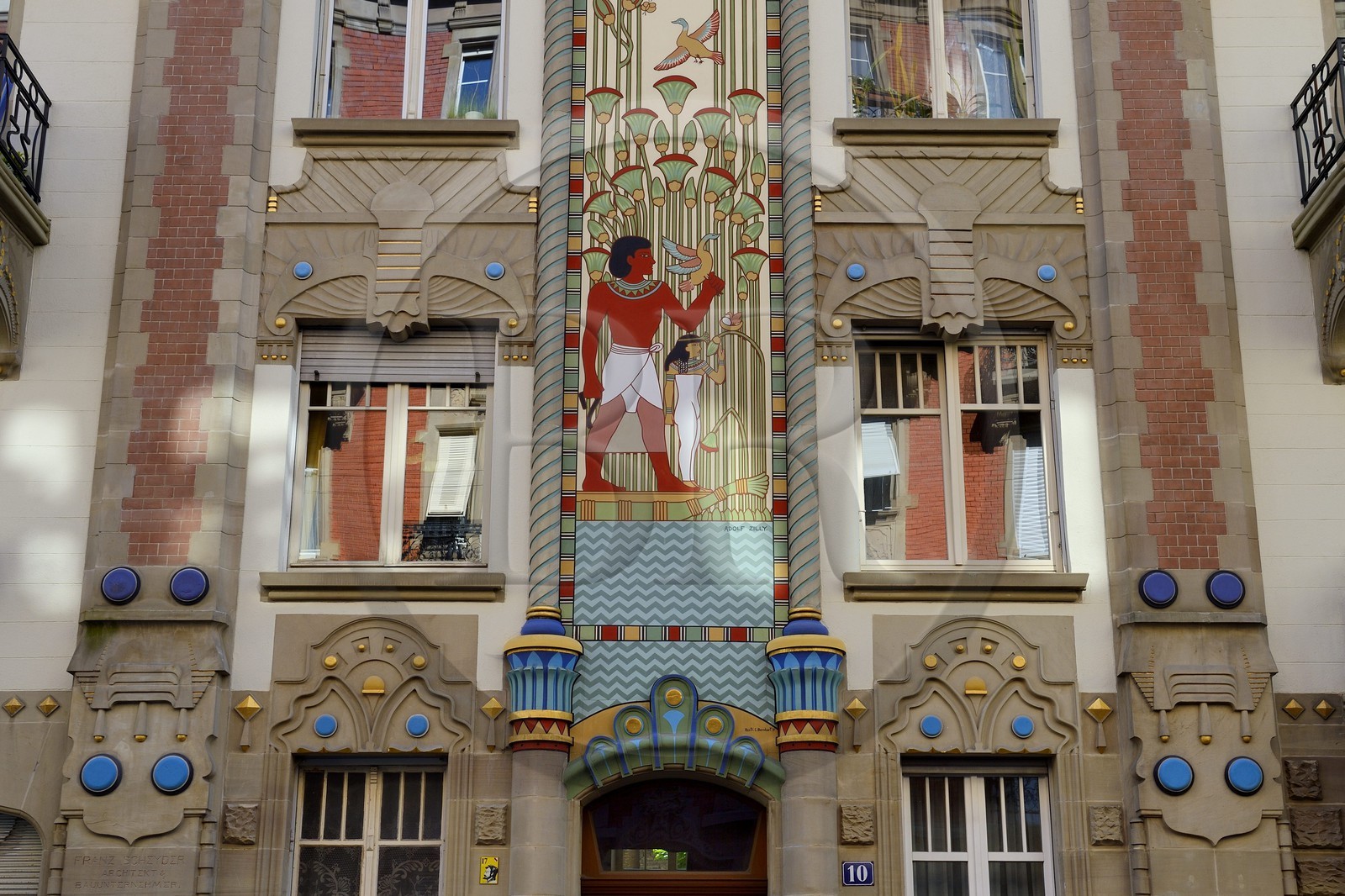 France, Bas-Rhin (67), Strasbourg, quartier de la Neustadt datant de la periode allemande, immeuble Art nouveau et orientaliste dit Maison égyptienne au 10 rue du Général Rapp de l'architecte Scheyder et fresque polychrome aux figures égyptiennes et décor végétal de l'artiste Zilly (1905-1906)