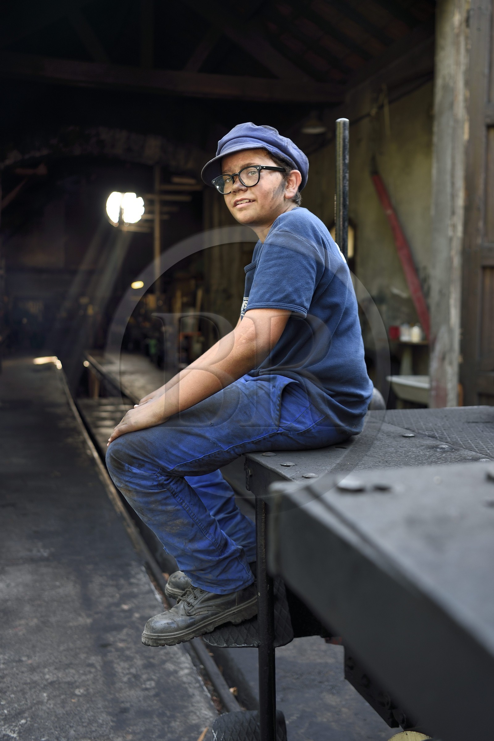 France, Alpes-Maritimes (06), Puget Théniers, Benoit Prudhomme-Lacroix est un des plus jeunes bénévoles du G.E.C.P. qui restaure et exploite le Train des Pignes, devant l'atelier de maintenance au dépôt de locomotives