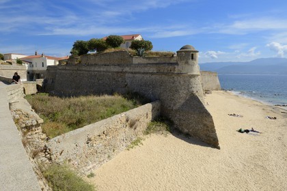 France, Corse-du-Sud (2A), Ajaccio, échauguette et remparts de la Citadelle sur la plage de la vieille ville
