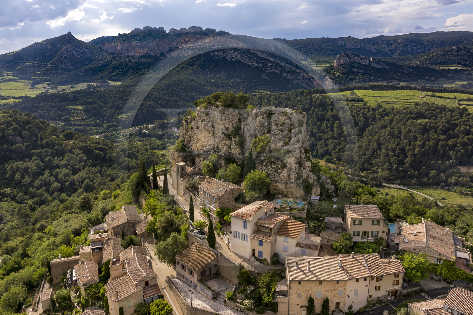 France, Vaucluse (84), Dentelles de Montmirail, le village perché de La Roque-Alric et les falaises du Clapis en arrière plan (vue aérienne)