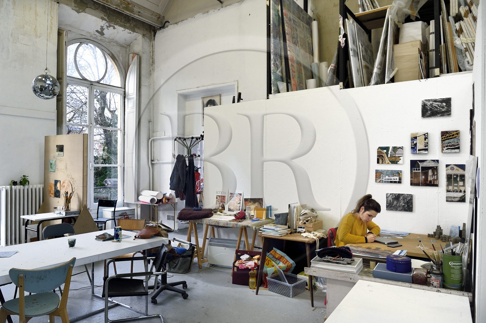 France, Paris (75), quartier de Saint-Germain-des-Prés, Ecole nationale supérieure des Beaux-Arts, batiment Chimay dans l'ancien Hotel de Chimay, l'étudiante en 5ème année Agathe dans l'atelier Jean-Michel Alberola