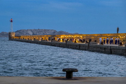 France, Bouches-du-Rhône (13), Marseille, Zone Euroméditerranée, grand port maritime de Marseille (GPMM), la digue du large, convives attablés à une grand table de banquet dressée par le chef Emmanuel Perrodin dans le cadre des Diners Insolites