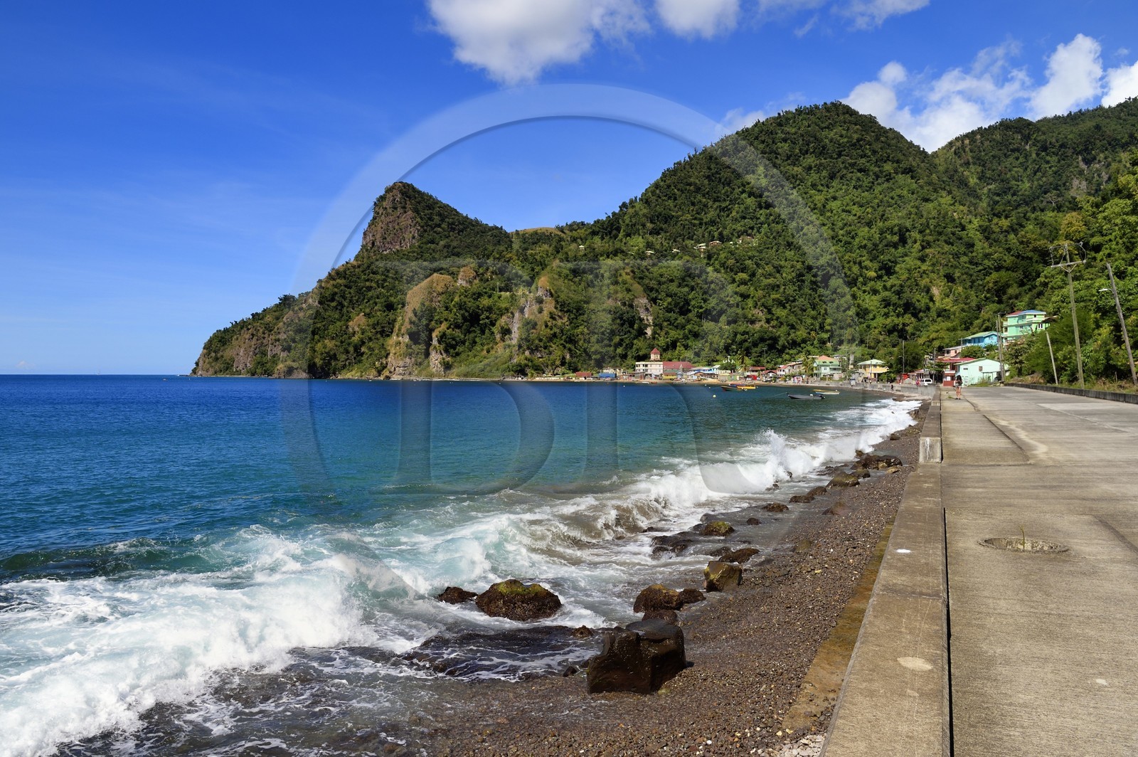 Caraïbes, Ile de la Dominique, baie de Soufrière, le village de Soufrière, route de bords de mer