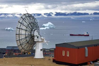 Groenland, cote Nord-Ouest, mer de Baffin, Qaanaaq ou Nouvelle Thule, antenne satellite
