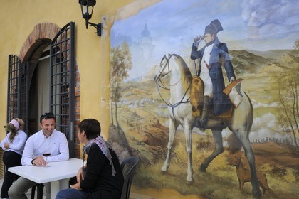 Italie, province de Vérone, la bataille de Rivoli a eu lieu le 14 et 15 janvier 1797 aux environs de Rivoli Veronese qui a vu la victoire de l'armée française menée par Napoleon Bonaparte face à l'armée autrichienne, fresque sur la facade d'un restaurant