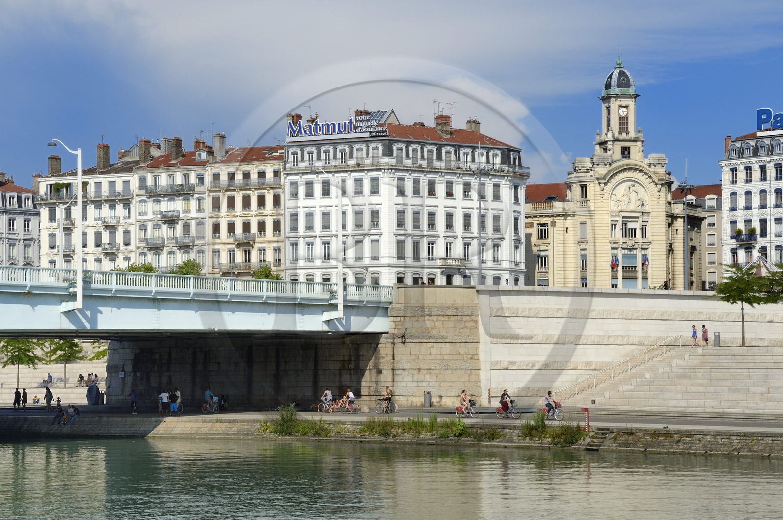 France, Rhône (69), Lyon, les berges du Rhône, le Palais de la Mutualité derrière le quai Claude Bernard et le pont de la Guillotière