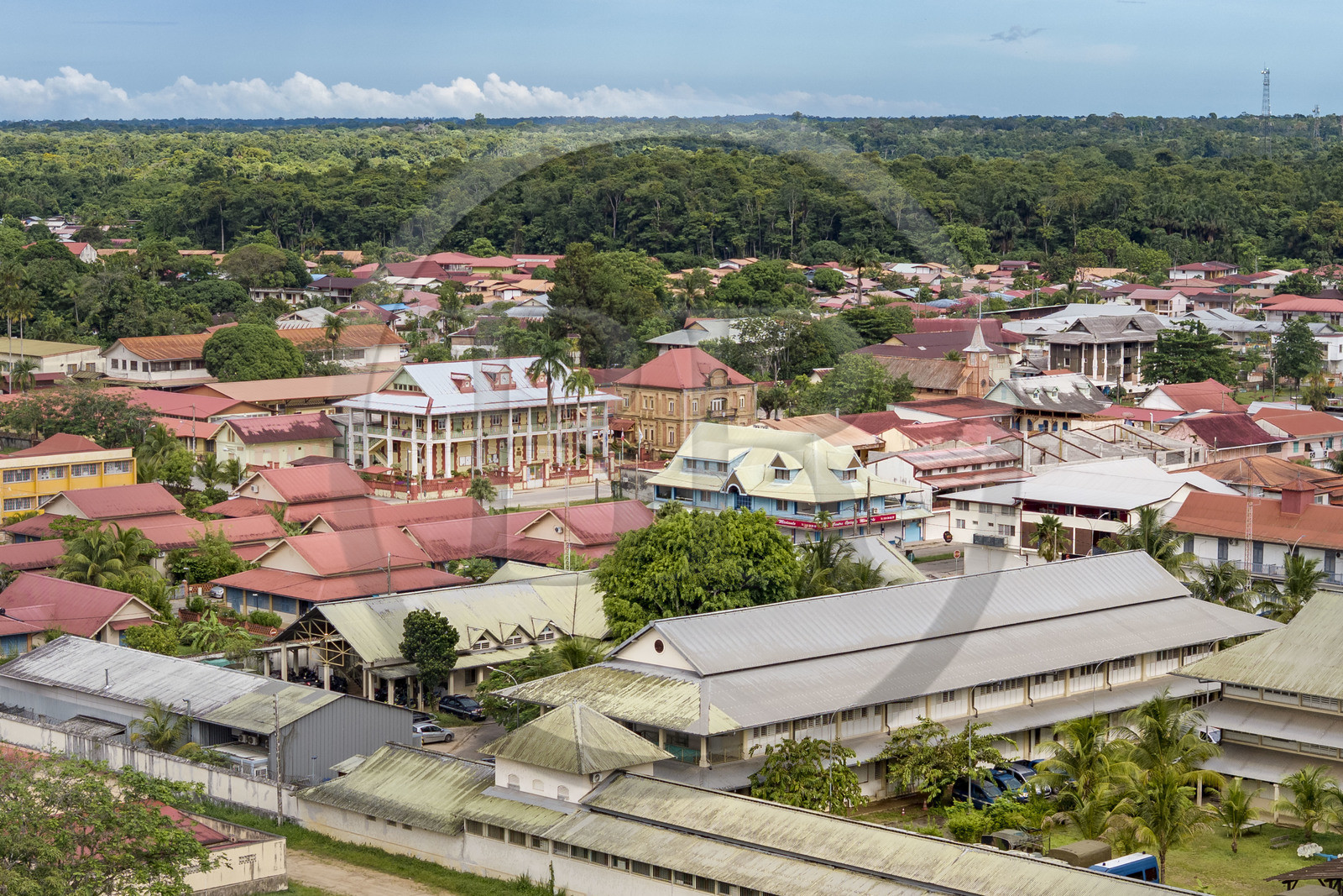 France, Guyane, Saint-Laurent-du-Maroni en bordure de la forêt, l'avenue du Lieutenant-Colonel Chandon sur laquelle se trouve notamment la mairie, l'ancienne banque centrale ou encore l'église Saint-Laurent-du-Maroni (vue aérienne)