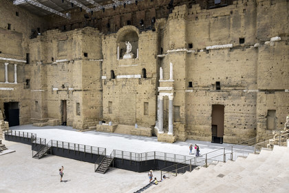 France, Vaucluse (84), Orange, le théatre antique classé Patrimoine Mondial de l'UNESCO, construit sous le règne d'Auguste au Ier siècle, la niche du mur de scène abrite une statue colossale dite de l'empereur Auguste de 3,50 m de haut dont la tête n'est pas d'origine