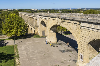 France, Hérault (34), Montpellier, l'aqueduc Saint-Clément bâti entre 1753 et 1765 afin d'alimenter la ville en eau et photo du resistant Jean Moulin au premier plan