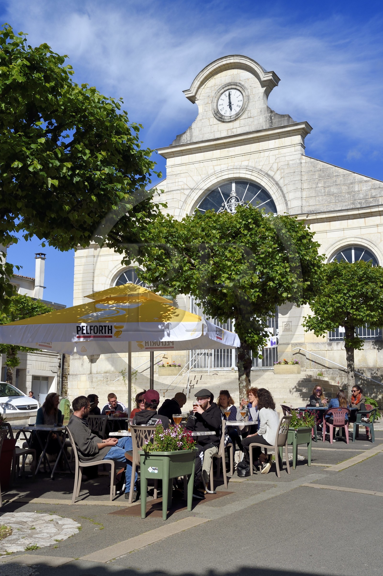 France, Charente-Maritime (17), Saintonge, Saint-Savinien,  labellisé Villages de pierres et d'eau, terrasse de café devant les halles