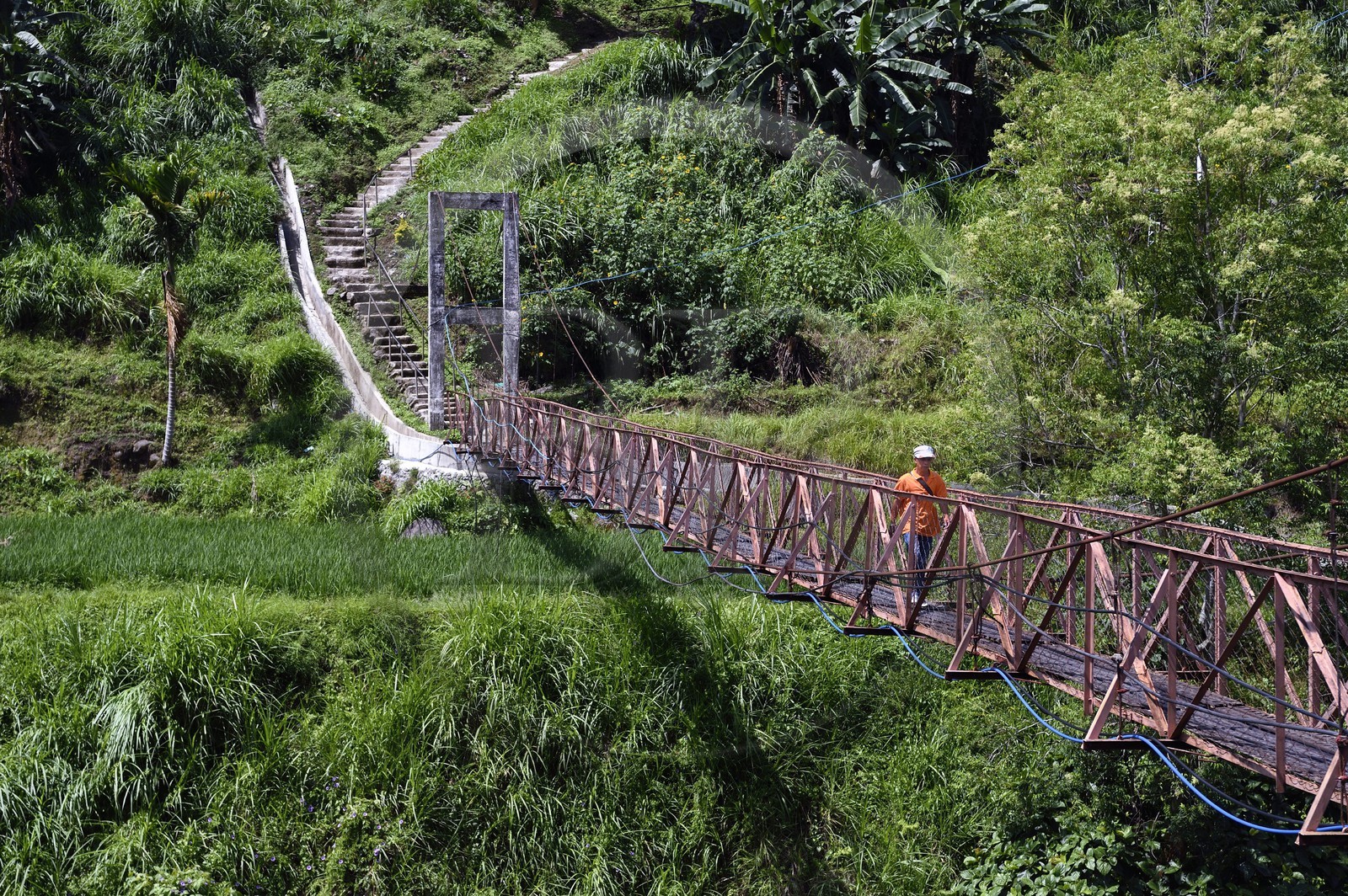 Philippines, province d'Ifugao, ville de Banaue, pont suspendu à la sortie de la ville
