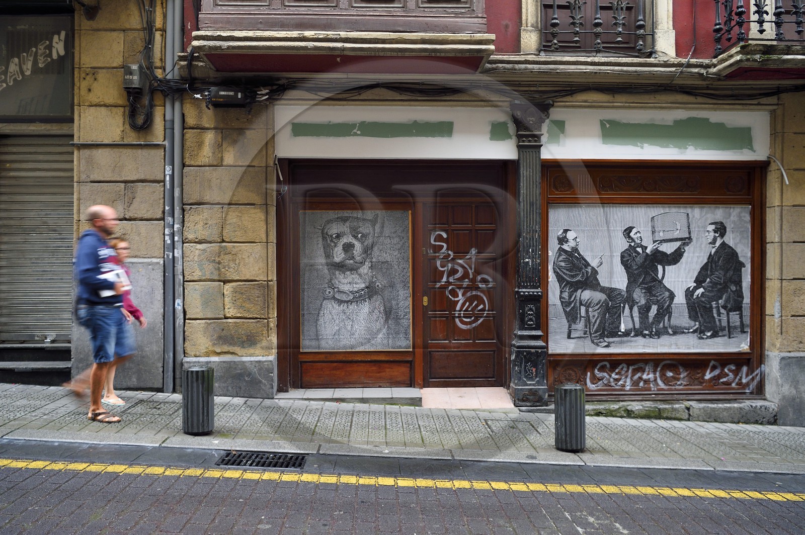 Espagne, Pays basque espagnol, Biscaye, Bilbao la Vieja (Bilbi), fresque murale sur la facade d'une boutique de la rue Dos de Mayo