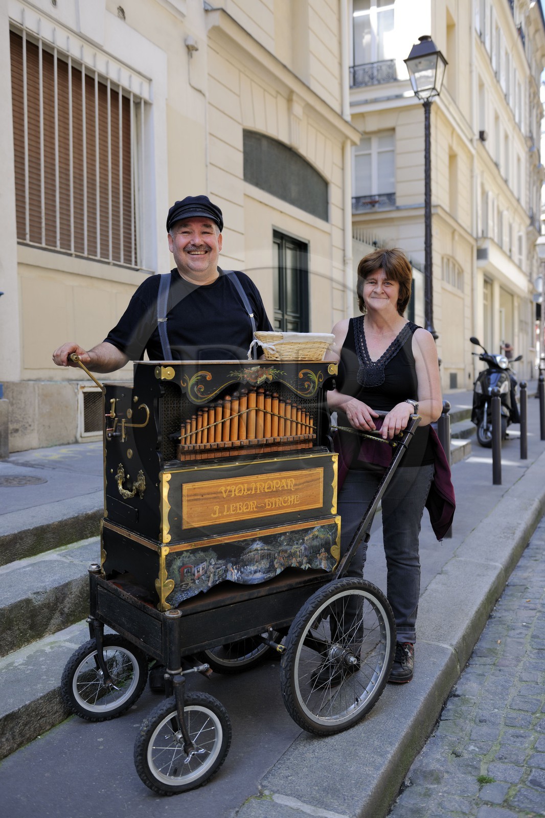 France, Paris (75), Gustave Corvers de Courcelles en Belgique, musicien de rue au piano mécanique accompagné de son épouse, dans les rues du 5ème arrondisement (web62 msn.com)