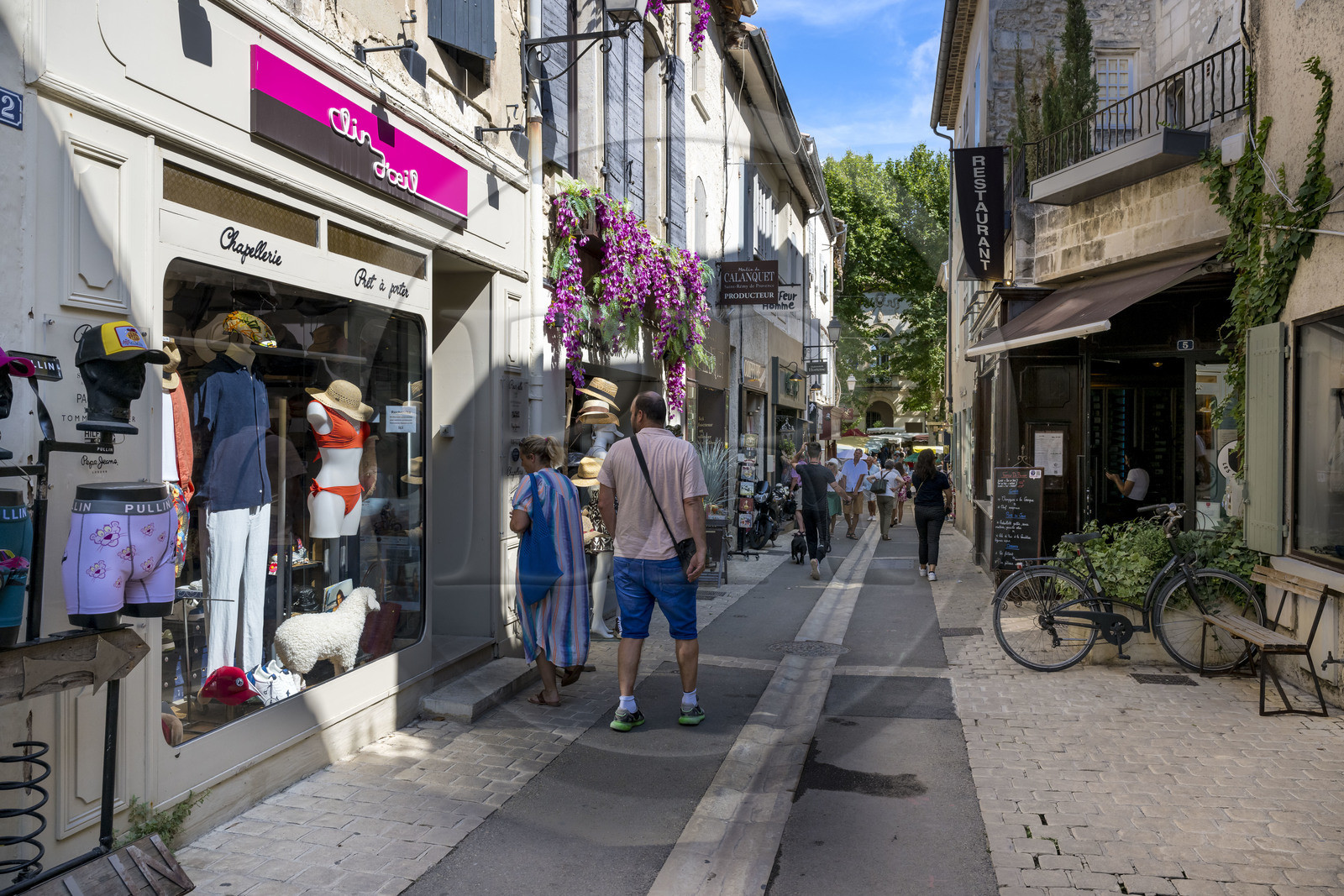 France, Bouches-du-Rhône (13), Parc Naturel Régional des Alpilles, Saint-Rémy-de-Provence, vitrine de boutique dans la rue de la Commune qui mène à l'Hotel de Ville