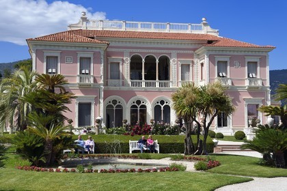 France, Alpes Maritimes (06), Saint-Jean-Cap-Ferrat, villa et jardins Ephrussi de Rothschild, jardin à la française et grand bassin avec jeux d'eau