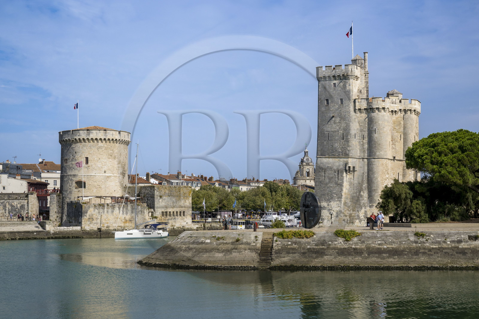 France, Charente-Maritime (17), La Rochelle, la Tour de la Chaine à gauche et la Tour Saint-Nicolas à droite protègent l'entrée du Vieux Port France, Charente-Maritime (17), La Rochelle, la Tour de la Chaine à gauche et la Tour Saint-Nicolas à droite protègent l'entrée du Vieux Port