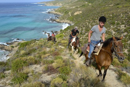 France, Haute Corse, Nebbio, Punta di l’Acciolu (Acciola), riders trekking in the Agriates Desert