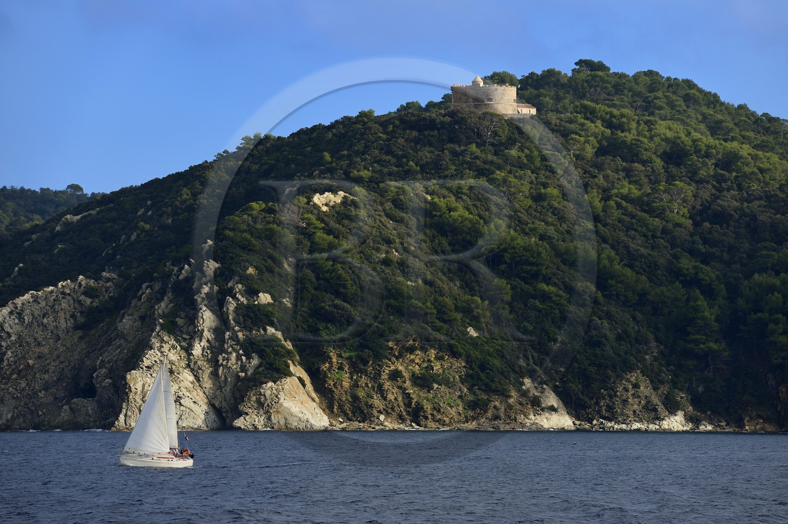 France, Var (83), Iles d'Hyères, parc national de Port Cros, Ile de Port-Cros, voilier passant sous le Fort de L'Estissac sur la côte nord à la pointe du Miladou