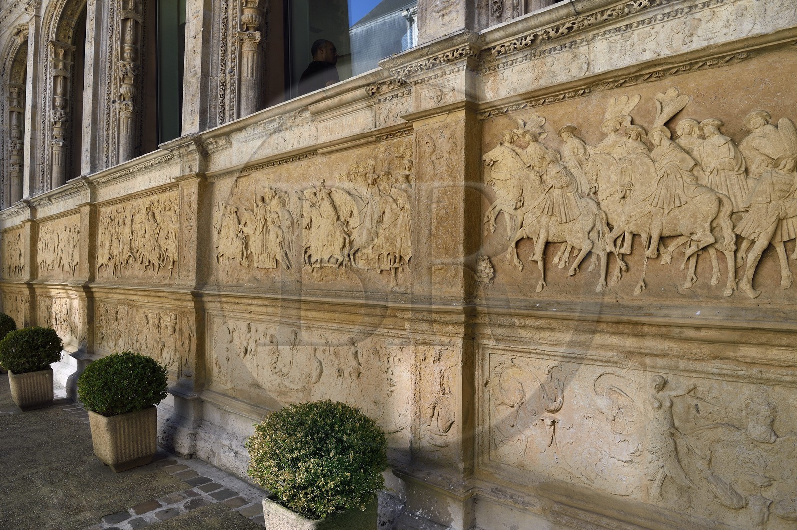 France, Seine-Maritime (76), Rouen, place de la Pucelle, Hôtel de Bourgtheroulde a été bati dans la première moitié du XVIe siècle par Guillaume Le Roux, fresque en bas-relief de la Galerie d'Aumale représentant l'entrevue du camp du Drap d'Or entre François Ier et le roi d'Angleterre Henri VIII, détail