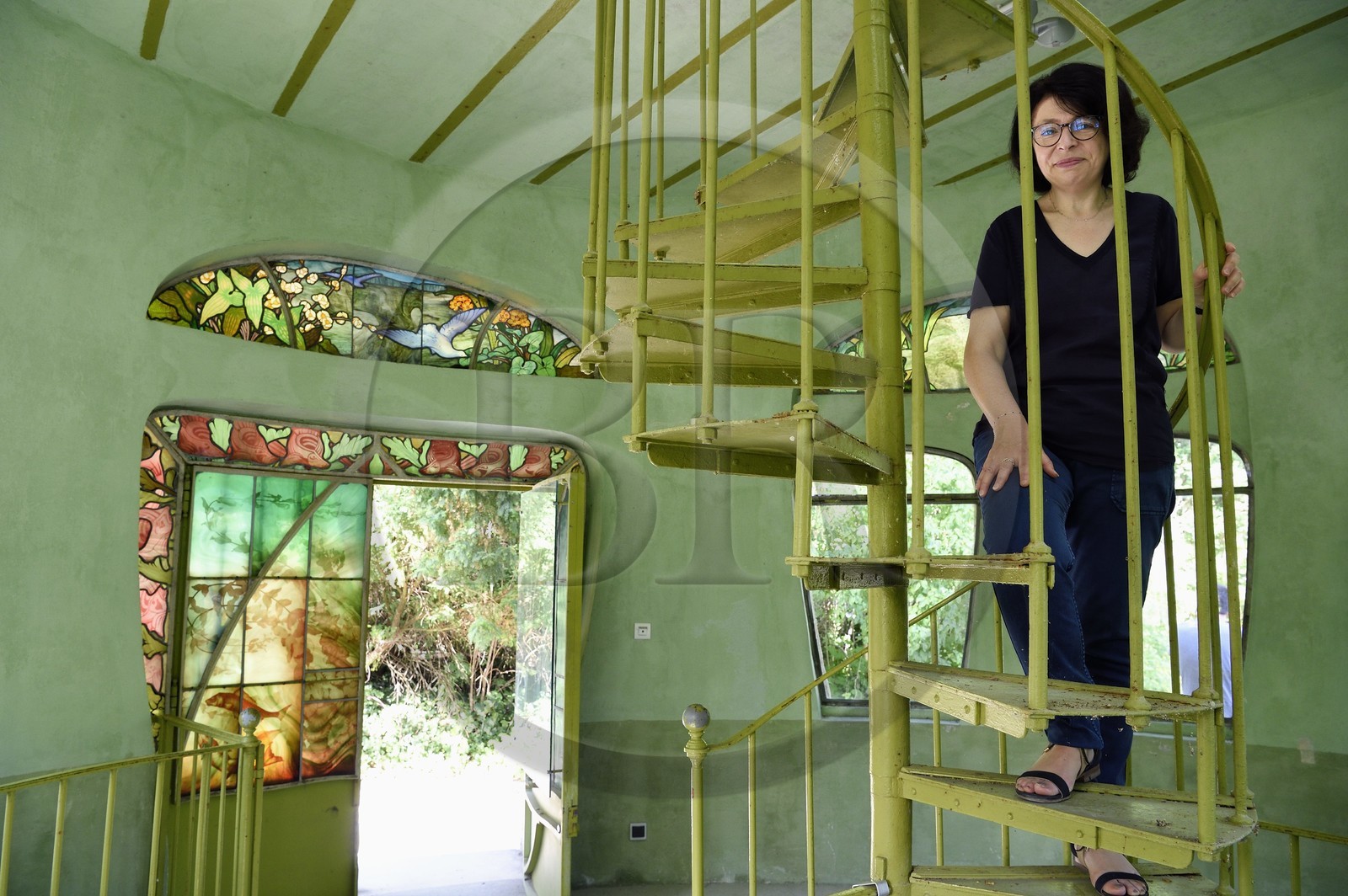 France, Meurthe-et-Moselle (54), Nancy, musée de l'Ecole de Nancy dans l'ancienne propriété d'Eugène Corbin, vitraux de la porte du pavillon aquarium (1904) par Jacques Gruber, la conservatrice Valérie Thomas