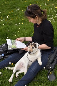 France, Seine-Maritime (76), Pays de Caux, Côte d'Albâtre, Benouville, chien allongé auprès de sa maitresse dans un pré