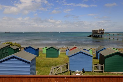 Royaume-Uni, Angleterre, Hampshire, Ile de Wight, Bembridge et sa station de sauvetage en mer derrière les cabannes de plages