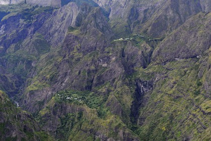 France, Ile de la Reunion, le cirque de Mafate, classé Patrimoine Mondial de l'UNESCO, petits villages isolés (Ilets) accessibles seulement à pied ou par hélicoptère (vue aérienne)