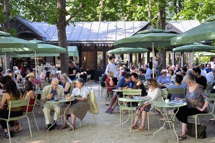 France, Paris (75), les jardin du Luxembourg, terrasse du café Pavillon de la Fontaine dans le parc
