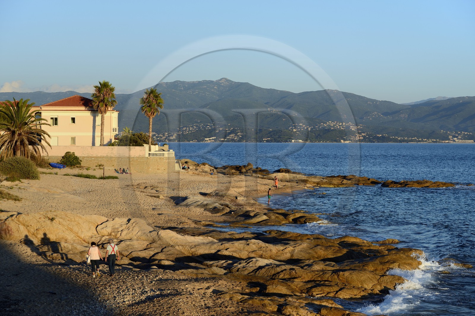 France, Corse-du-Sud (2A), Ajaccio, la plage aux Sept Chapelles sur la Route des Sanguinaires