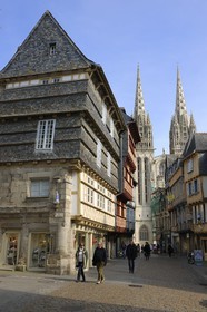 France, Finistère (29), Quimper, maisons médiévale rue Kéréon et la cathédrale Saint-Corentin