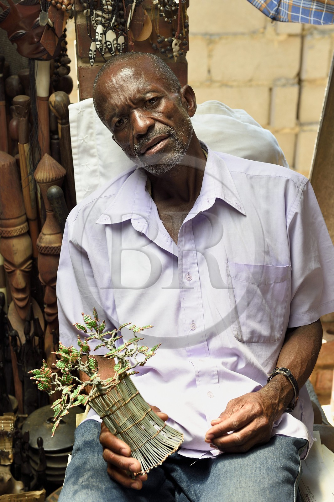 Zimbabwe, province de Matabeleland septentrional, Victoria Falls, marché artisanal, Boutique de Sunset Corner