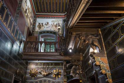 France, Pyrénées-Atlantiques (64), la côte du Pays-Basque, Hendaye, chateau d'Abbadia construit en 1870 par Eugène Viollet-le-Duc pour Antoine d'Abbadie d'Arrast, le vestibule avec ses peintures éthiopiennes et le grand escalier, statue porte-torchère représentant Abdullah ancien esclave ethiopien affranchi et mort sous la commune de Paris