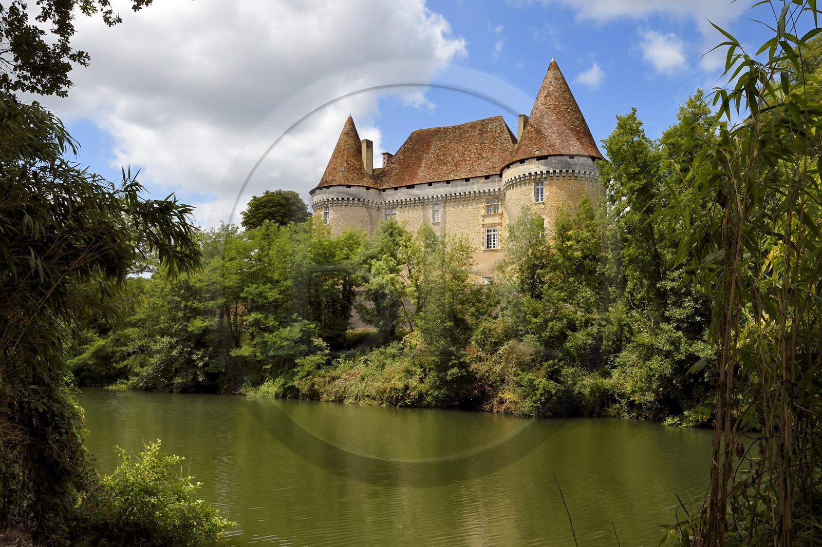 France, Dordogne (24), Périgord Blanc,Douzillac près de Neuvic, chateau de Mauriac en bordure de la rivière L'Isle que longe la Véloroute Voie verte France, Dordogne (24), Périgord Blanc,Douzillac près de Neuvic, chateau de Mauriac en bordure de la rivière L'Isle que longe la Véloroute Voie verte