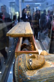 Royaume-Uni, Londres, quartier de Bloomsbury, le British Museum, Egypte ancienne, Cercueil en bois peint et momie d'une femme non identifiée, 22e dynastie, vers 950-900 avant JC, de Thèbes
