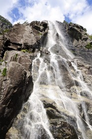 Norvège, Rogaland, chute d'eau tombant dans le Lysefjord, fjord de Lysebotn