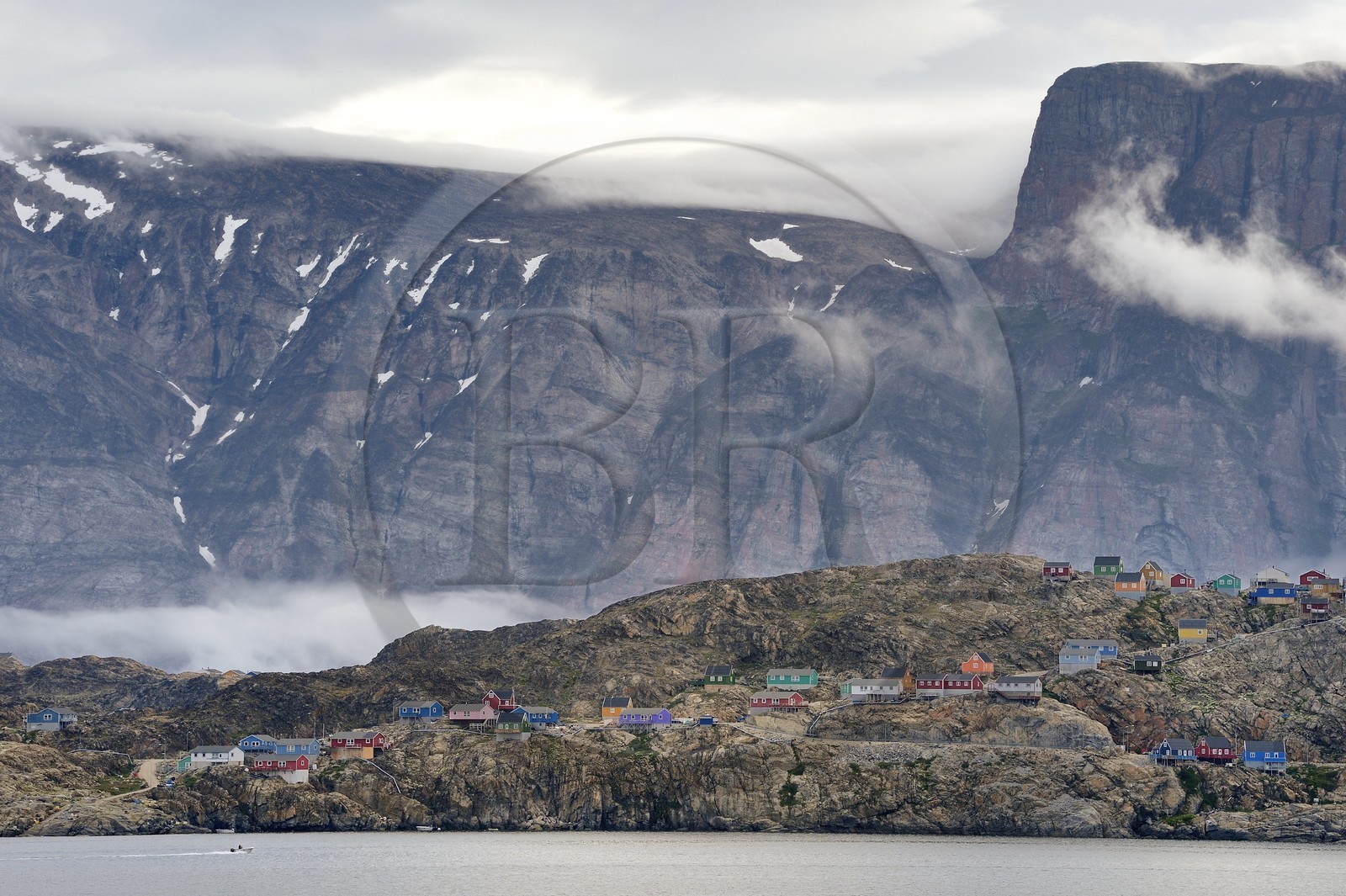 Groenland, cote ouest, baie de Baffin, la ville de Uummannaq accrochée à la roche