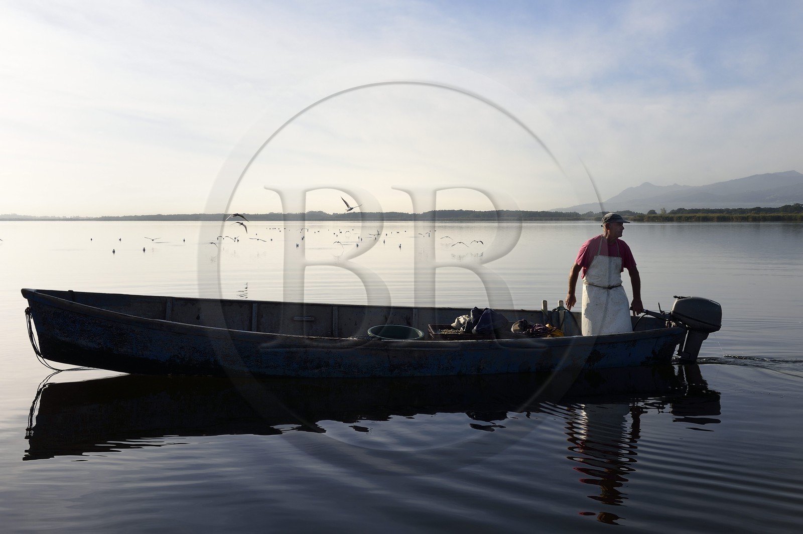 France, Haute-Corse (2B), pecheur en barque sur l'étang de Biguglia (stagnu di Chjurlinu), réserve naturelle de Corse (RNC)
